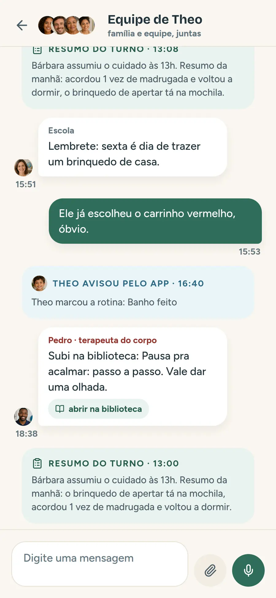 Chat da equipe: resumo de turno, recado de voz da terapeuta com transcrição e a hora de cada mensagem